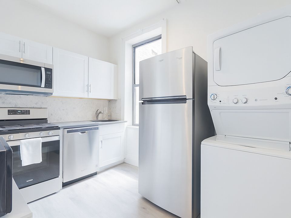 Kitchen with washer/dryer