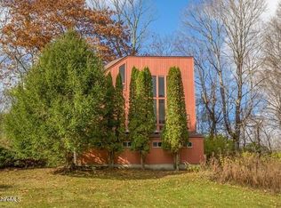 2 Meadow Rd, Stockbridge, MA 01262