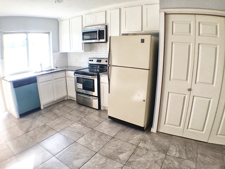 2026 Wedgewood Ln — Photo 2