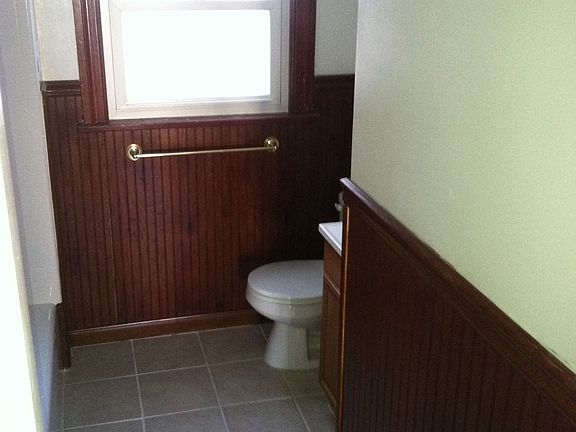 1st Floor Bathroom 