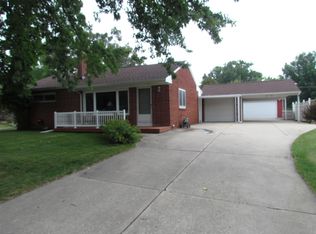 2112 Valley High Dr, Cedar Falls, IA 50613