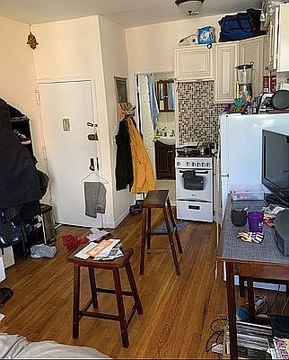 2nd image of 324 1/2 E 8th St APT 5A