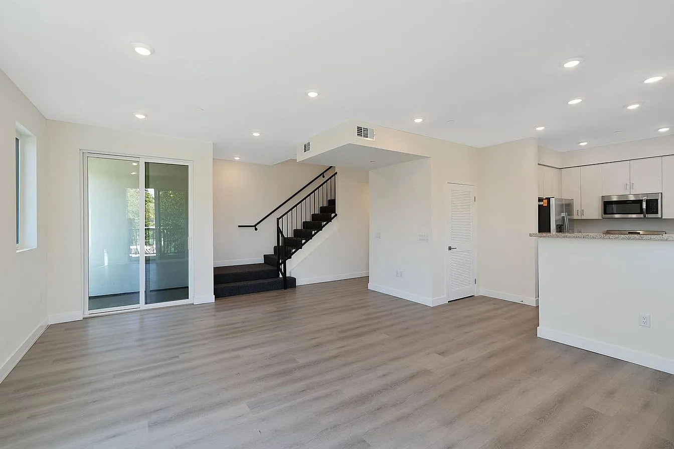14228 Delano St — Photo 1
