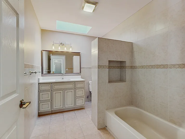 1838 N Windsor Dr — Photo 14
