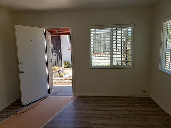4th image of 2911 Broadway