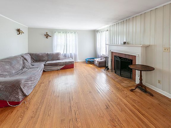 3rd image of 105 Mayflower Dr