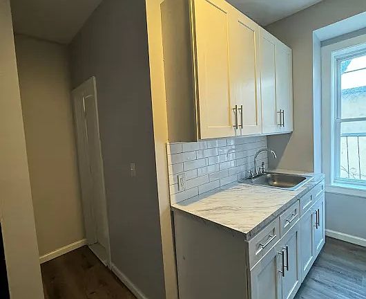 4th image of 122 Wade St #5A