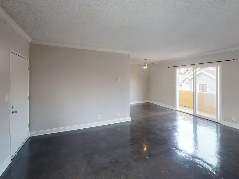 27 Westminster Ave — Photo 3