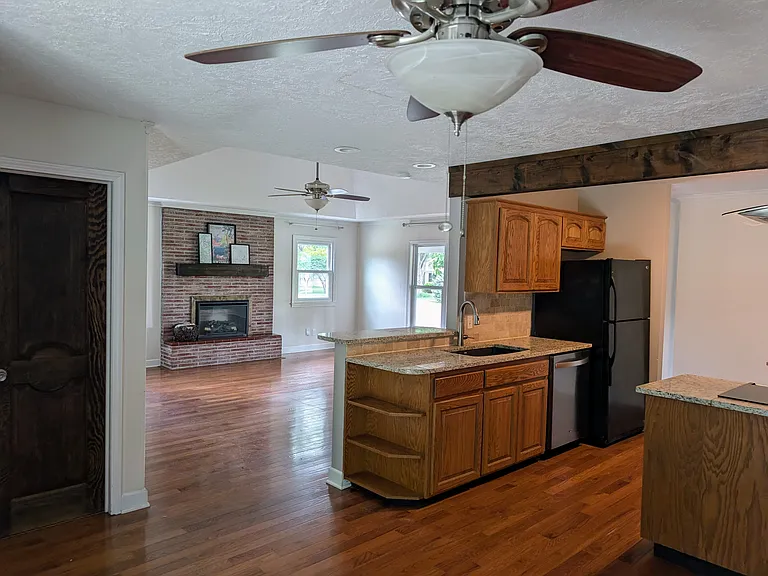 5800 Floyd St — Photo 5