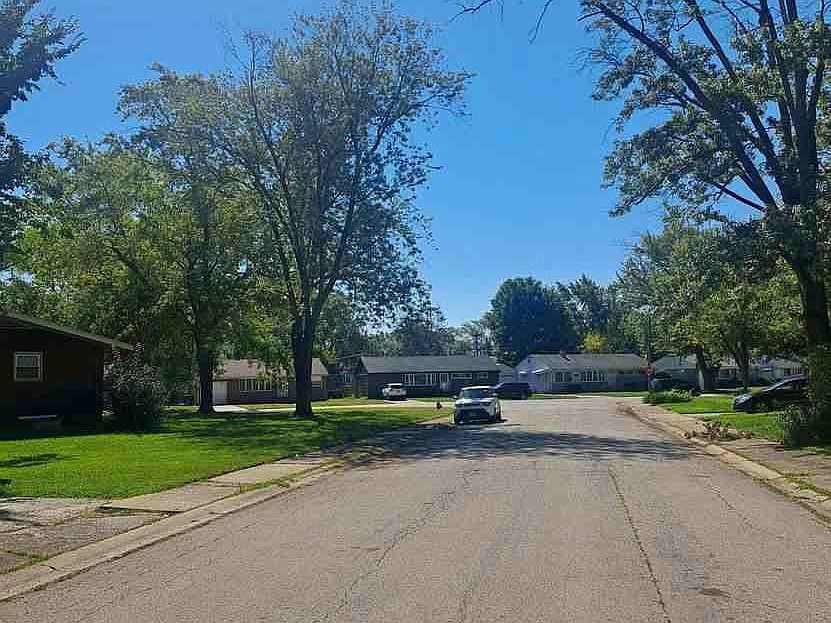 2nd image of 15427 Cherry St