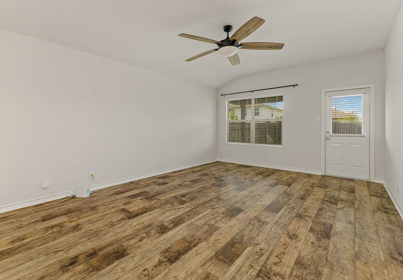 4 bed, 2.0 bath, 1703 sqft, $1,900 — Photo 3