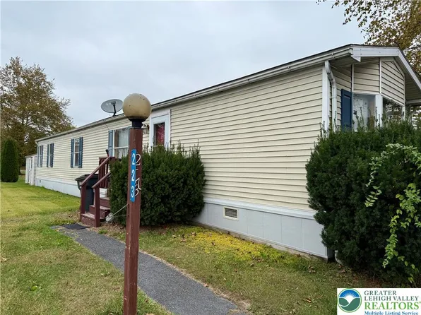 223 Greenbriar Dr S, Bath, PA 18014