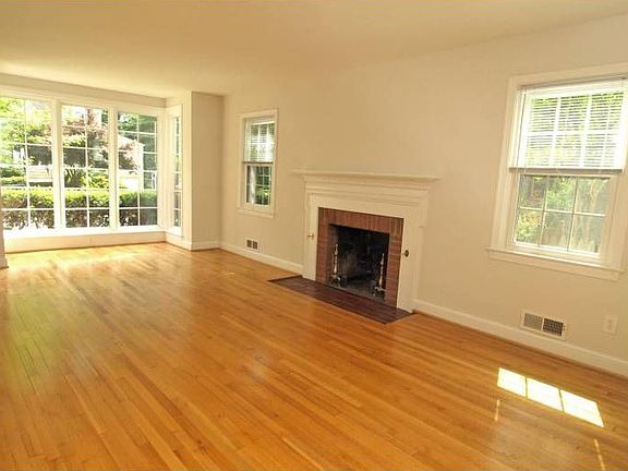 Spac. living room w/fplc.