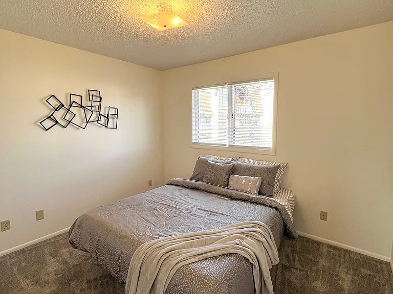 219 14th Ave S #5 — Photo 8