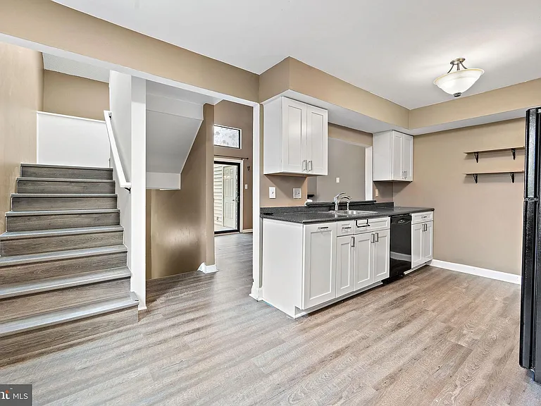 1512 Roberts Way — Photo 8