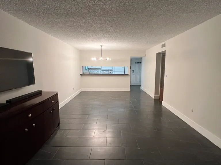 1235 Mariposa Ave #2 — Photo 4