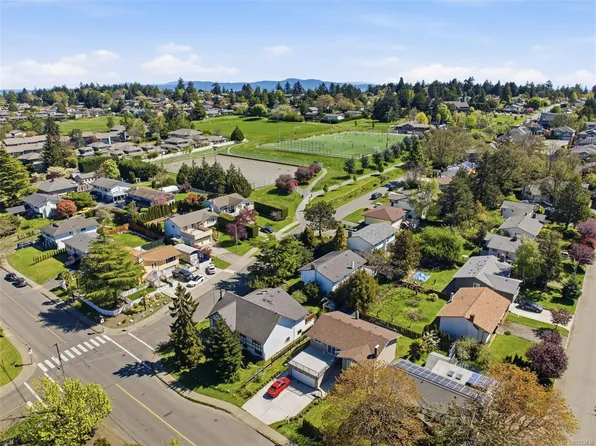 4351 Torquay Dr, Saanich, BC V8N 3L3