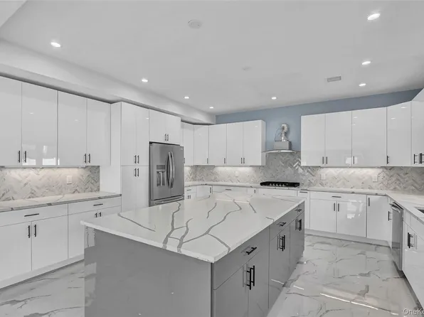 557 Knoll Court, Seaford, NY 11783