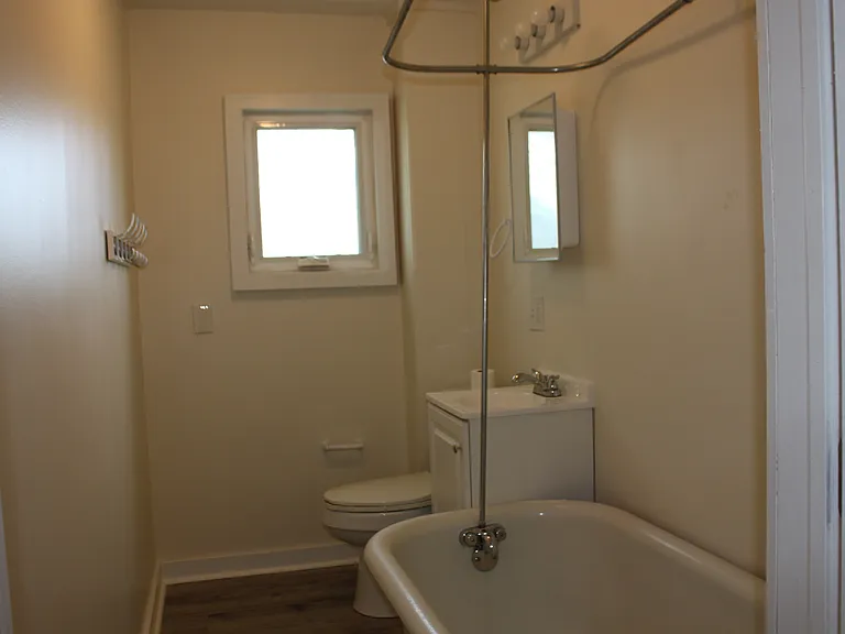 1049 Memorial Ave — Photo 10
