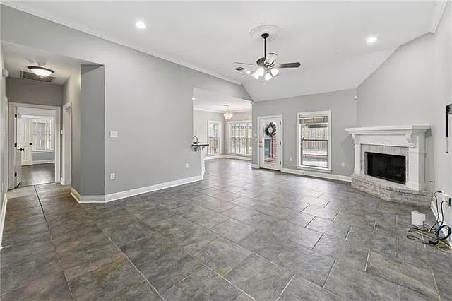 4 bed, 2.0 bath, 2016 sqft, $3,300 — Photo 3