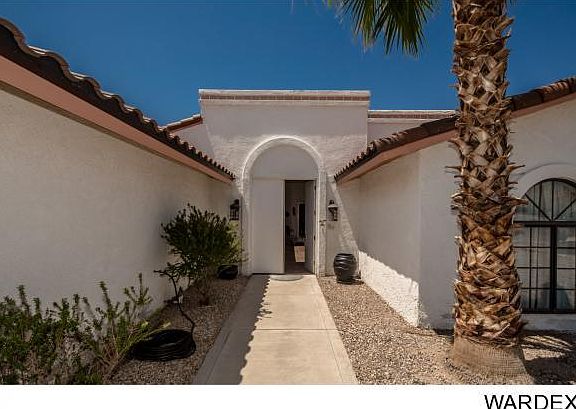 3rd image of 897 Acoma Blvd S