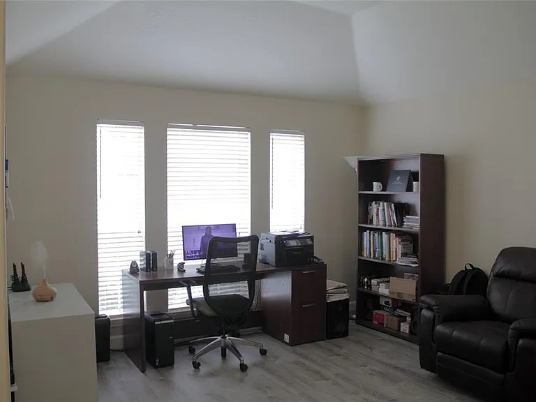 1803 Edinburg Ave — Photo 15