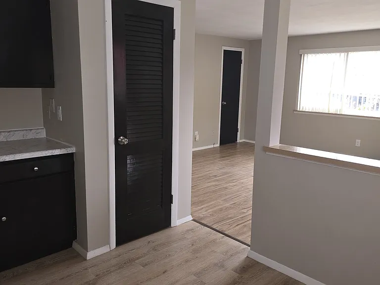232 E Oak Cliff Ct #4 — Photo 6