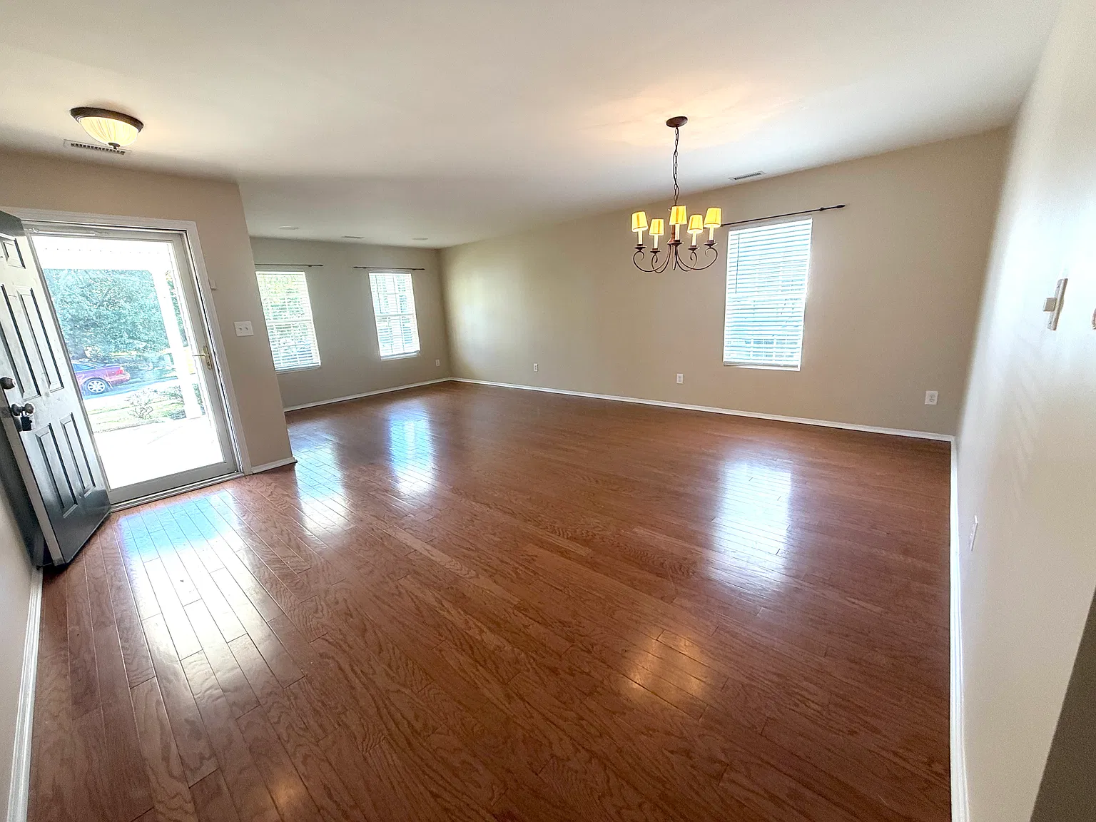 4 bed, 2.5 bath, 2736 sqft, $2,200 — Photo 3