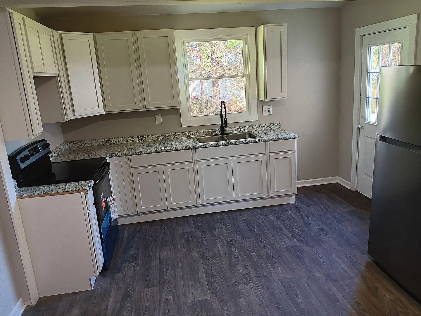 3 Bedroom, 1.5 Bathroom — Photo 4