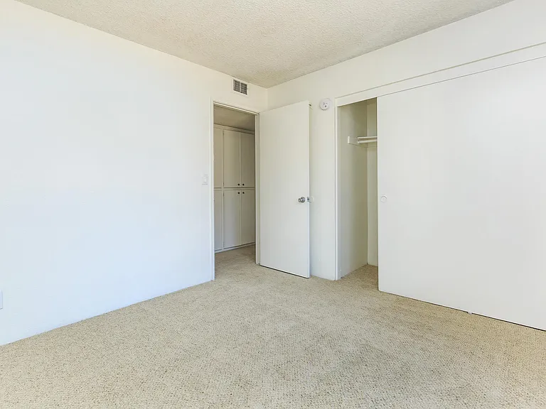 Carlyle Square Apartment Homes — Photo 23