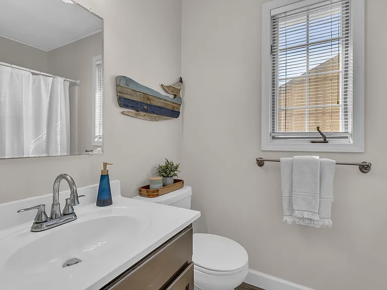 1409 Lawrence Ave — Photo 15
