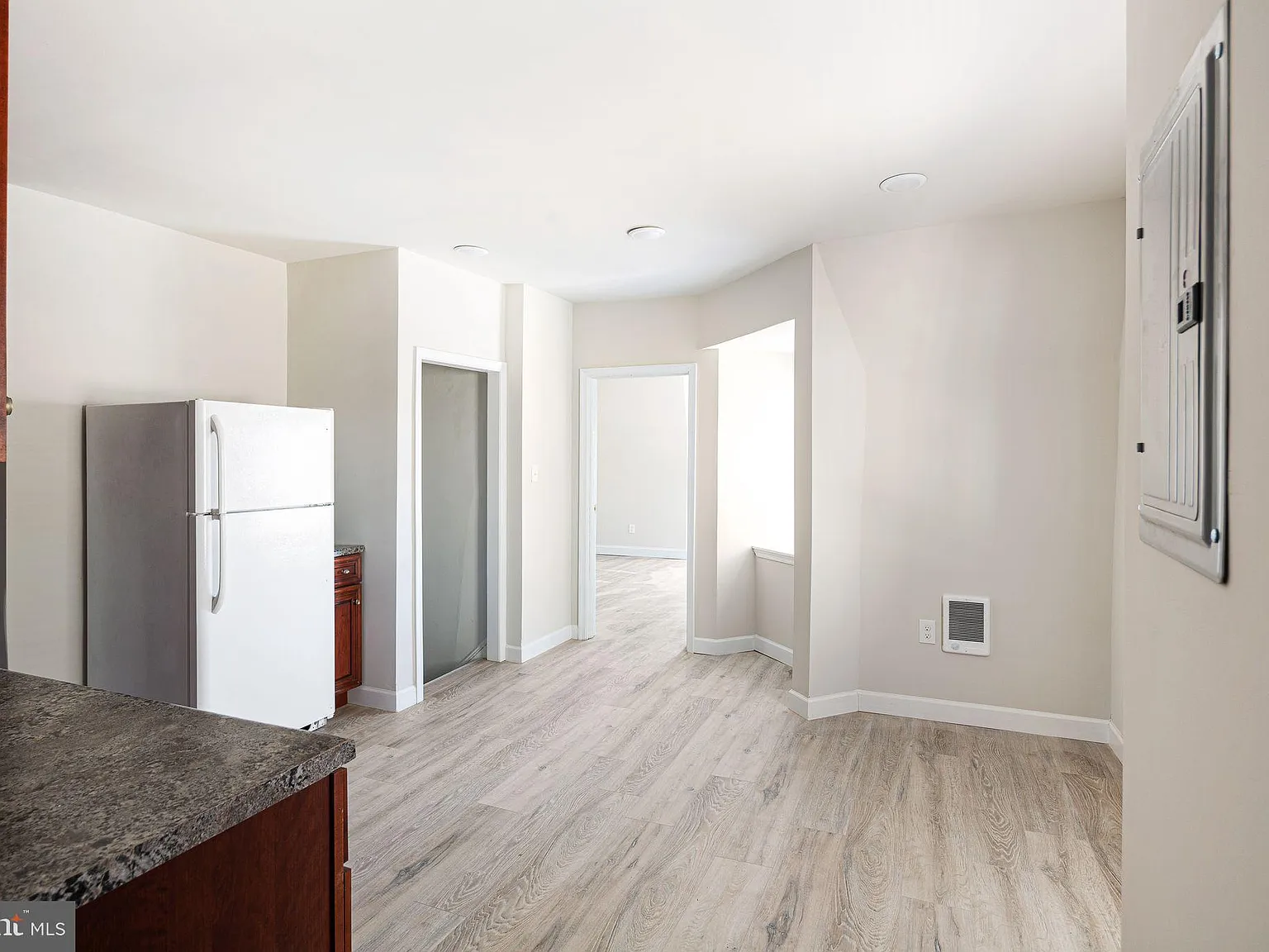 2 bed, 3004 sqft, $1,550 — Photo 3