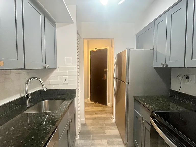 3900 N Pine Grove Ave #411 — Photo 1