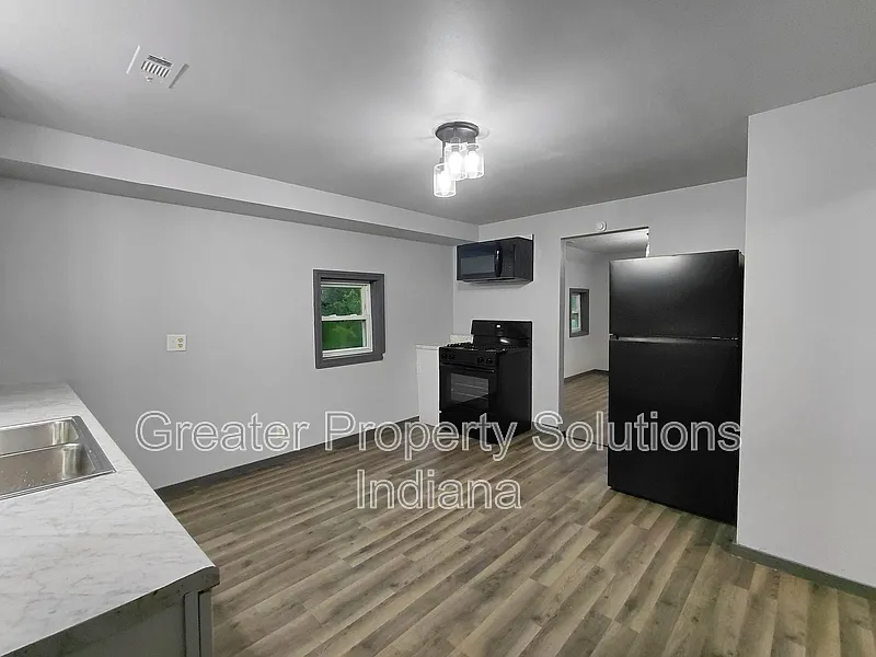 3 bed, 1.0 bath, 1342 sqft, $1,350 — Photo 2