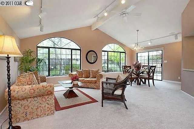 2627 Parkside Dr — Photo 3