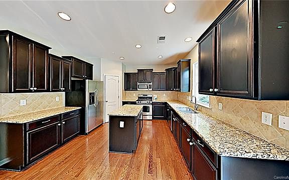 4th image of 1915 Caprington Dr