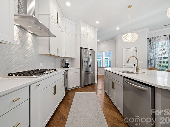 5th image of 2538 Barry St