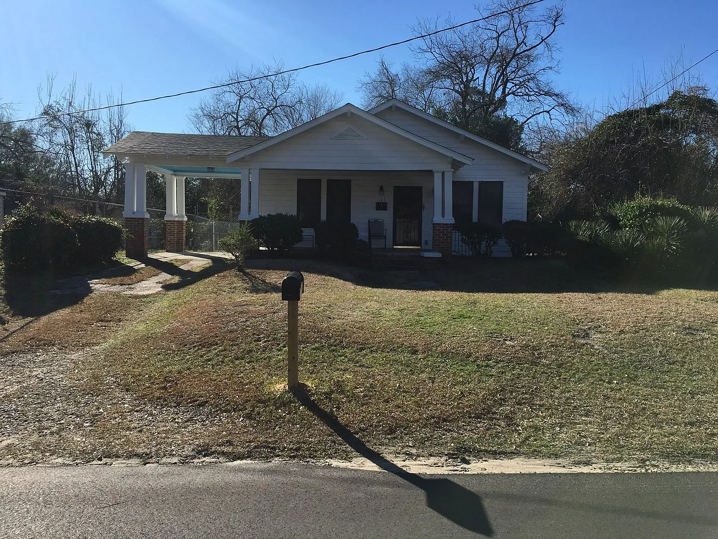 Cute Bungalow- 200 off first months rent** — Photo 1
