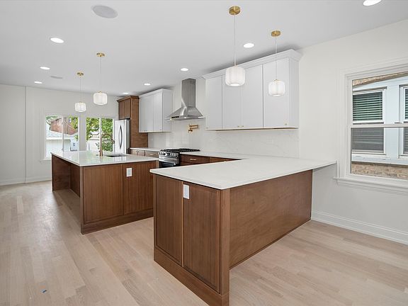 3rd image of 2810 Cuyler Ave