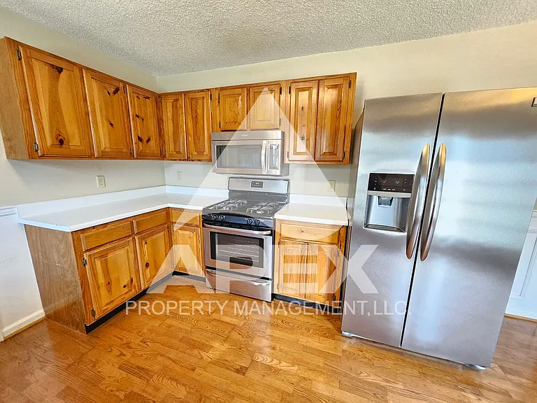 2528 Cinema Dr — Photo 10