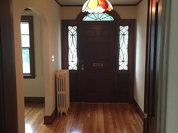 Huge Foyer/entryway