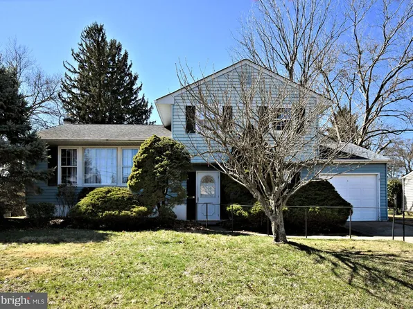 12 Kirby Dr, Morrisville, PA 19067