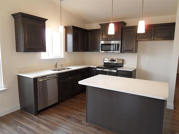 GORGEOUS QUARTZ COUNTERS & STAINLESS APPLIANCES