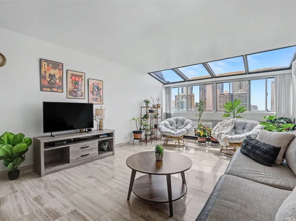 500 University Ave APT 904, Honolulu, HI 96826