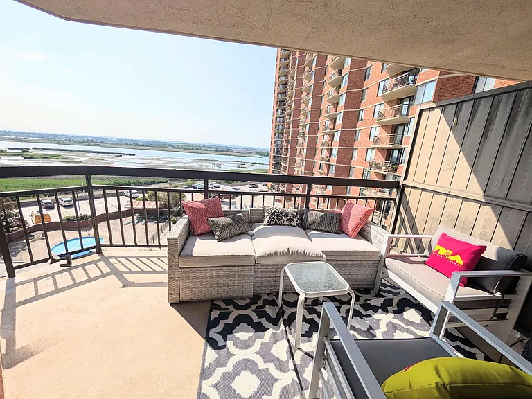 616 Harmon Cove Tower — Photo 14