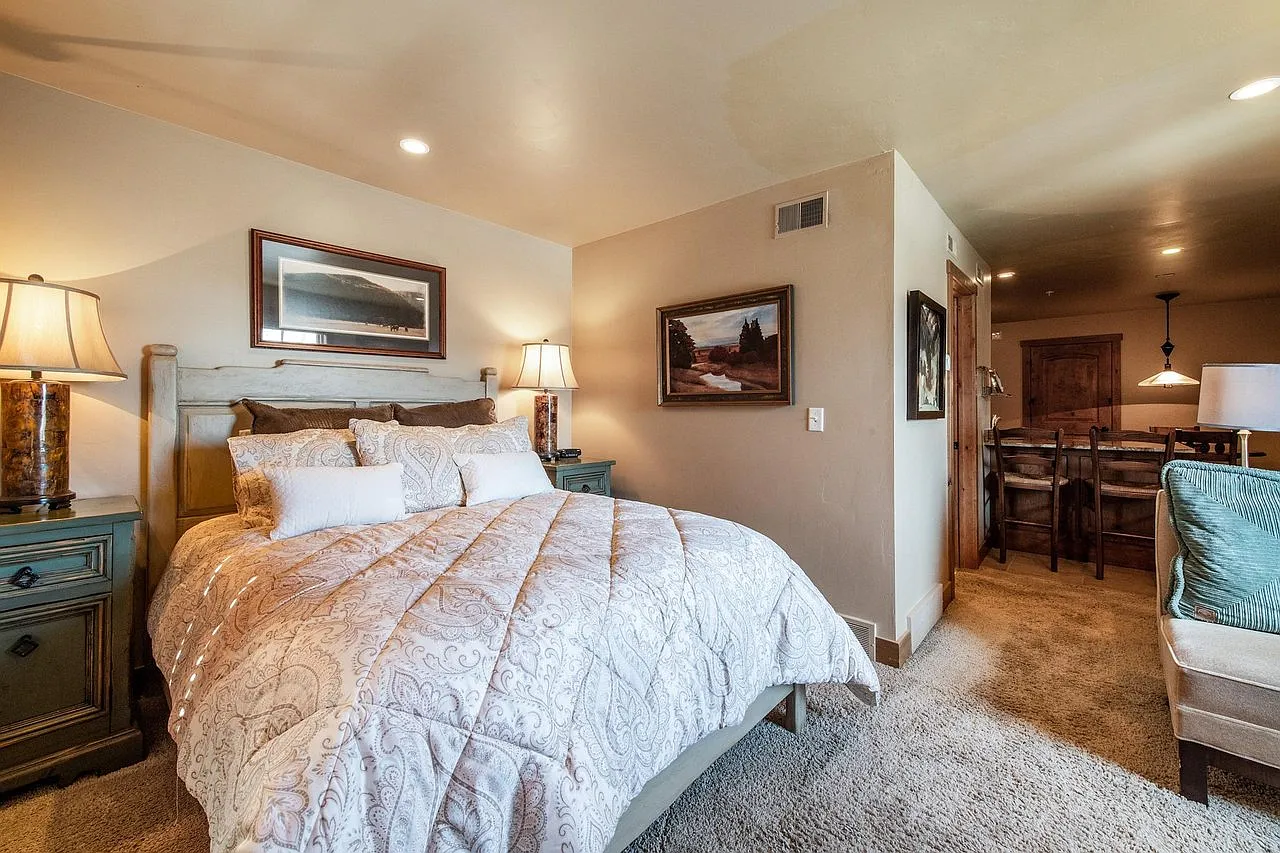 Studio, 528 sqft, $1,900 — Photo 1