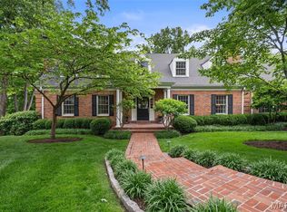 33 Gouvenor Ln, Saint Louis, MO 63124