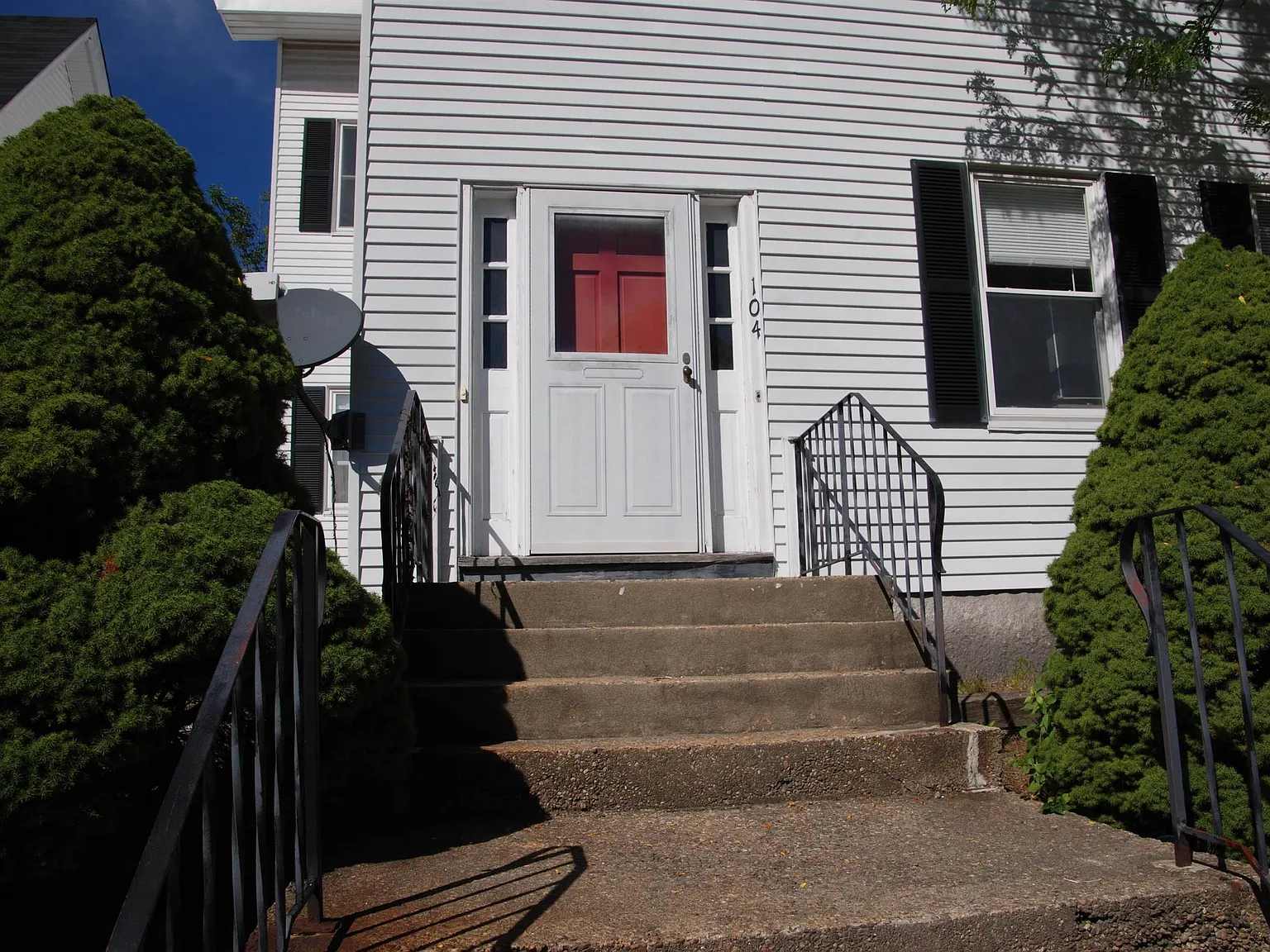 3 bed, 1.0 bath, 1384 sqft, $2,300 — Photo 2