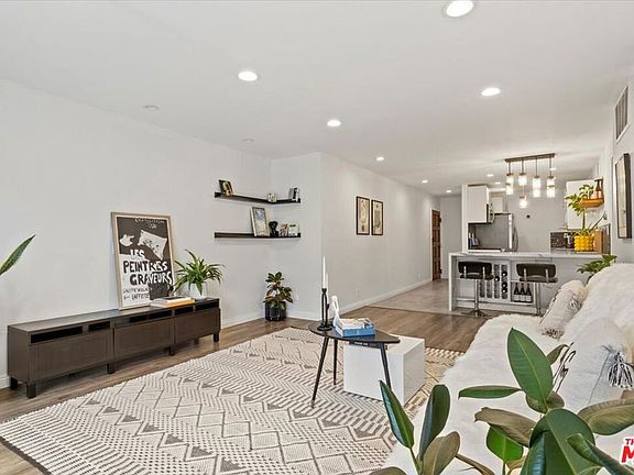4th image of 12157 Moorpark Street #106