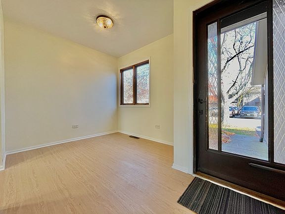 4th image of 928 Stratford Ct